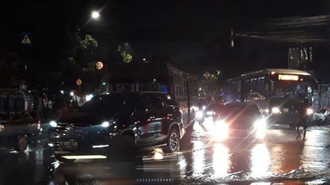 Lalin Macet Total Dampak Banjir di Pertigaan Hek Kramat Jati, Warga: Air Kali Meluap Kiriman dari Depok