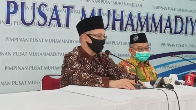 Duta Besar Ukraina Untuk Indonesia Vasyl Hamianin (kiri) dan Sekretaris Umum PP Muhammadiyah Abdul Mu-ti (kanan) saat menyampaikan konferensi pers meminta dukungan agar menghentikan invasi Rusia di Gedung Muhammadiyah, Jakarta, Kamis (10/3/2022) ANTARA/Asep Firmansyah