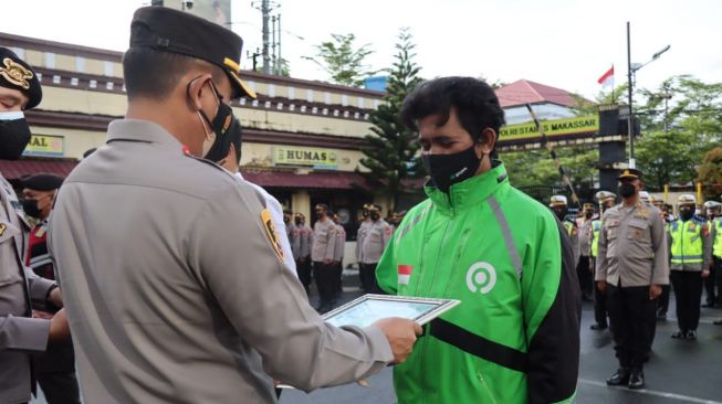 Cegah Mahasiswa Pukul Anggota Polisi, Driver Gojek Makassar Dapat Penghargaan Kapolrestabes Makassar