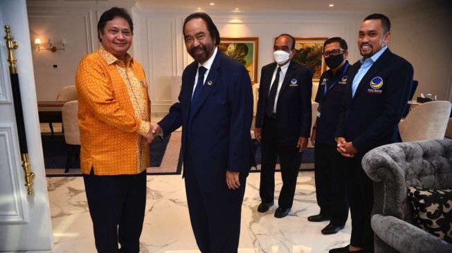 Ketua Umum Partai Golkar, Airlangga Hartarto bersama Ketua Umum partai Nasdem Surya Paloh pertemuan di Nasdem Tower, Jakarta, Kamis (10/3/2022). [Suara.com/Bagaskara]