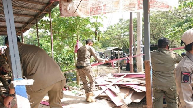 Satpol PP Samarinda Bongkar 10 Lapak PKL di Polder Air Hitam, Alasannya Karena Penataan Ulang