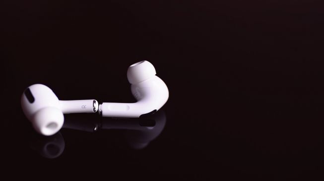 Earbuds (Pixabay)