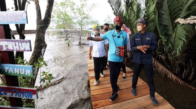 Sandiaga Uno Beri Bibit Mangrove di Desa Sungai Kupah: Jadi Pabrik Oksigen Terbaik Dunia