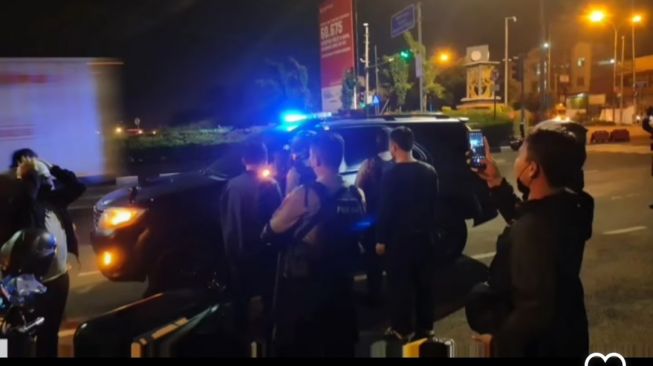 Tim Perintis Presisi Polres Metro Depok mengamankan mobil milik artis Daus Mini. (Instagram)