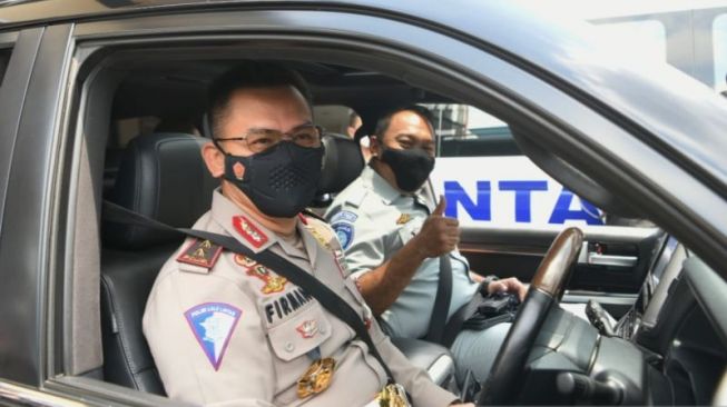 Kakorlantas Polri Irjen Pol Firman Shantyabudi mengemudikan mobil sendiri, menyusuri Tol Trans Jawa menjelang Operasi Ketupat 2022, Rabu (9/3/2022). (ANTARA/HO-Humas Korlantas Polri)