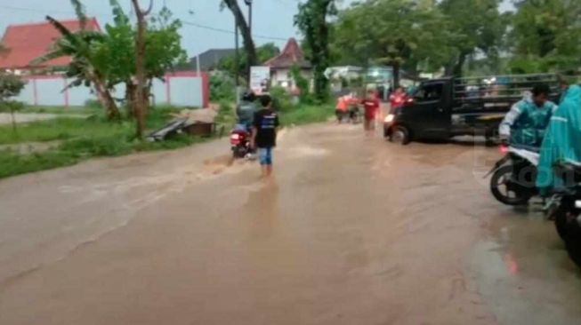 Banjir Bandang Menerjang Tuban, Air Bah Merendam Jalan Utama dan Permukiman Warga