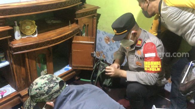 Kapolsek Palmerah AKP Dodi Abdulrohim saat menggeledah salah satu rumah yang terindikasi menyimpan narkoba jenis sabu di Kampung Boncos, Kota Bambu, Palmerah, Jakarta Barat, Kamis (10/3/2022). [Suara.com/Faqih Fathurrahman]