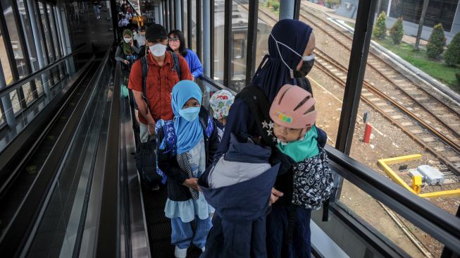 Penumpang kereta api argo parahyangan menaiki eskalator saat tiba di Stasiun Bandung, Jawa Barat, Kamis (10/3/2022). ANTARA FOTO/Raisan Al Farisi