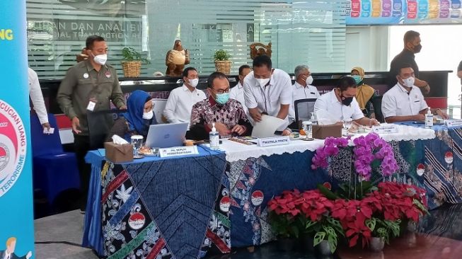 Kepala PPATK, Ivan Yustiavandana (kedua kiri). (Suara.com/Achmad Fauzi)