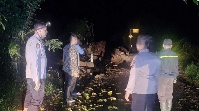 Diterjang Longsor, Jalan Utama Panti-Simpang Empat Pasaman Barat Putus Total