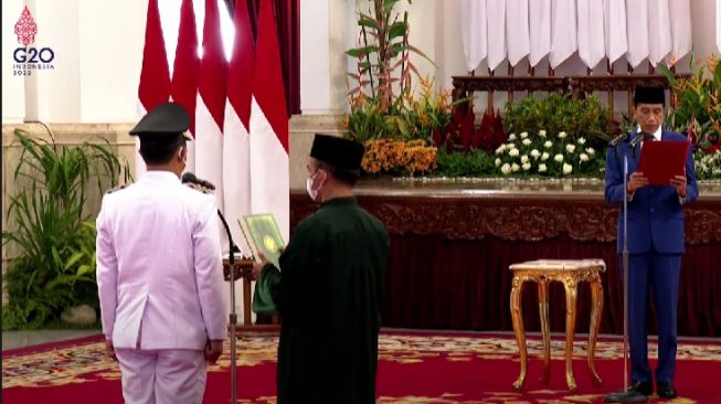 Presiden Joko Widodo atau Jokowi melantik Gubernur Sulawesi Selatan Andi Sudirman Sulaiman untuk sisa masa jabatan 2018-2023 di Istana Negara, Kamis (10/3/2022). (Tangkapan Layar YouTube Sekretariat Presiden). 