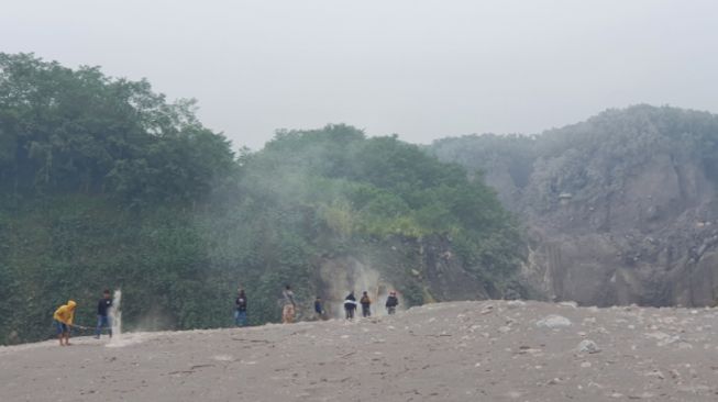 Mengaku Penasaran, Sejumlah Warga Datangi Kali Gendol yang Dipenuhi Material Vulkanik Usai Merapi Erupsi