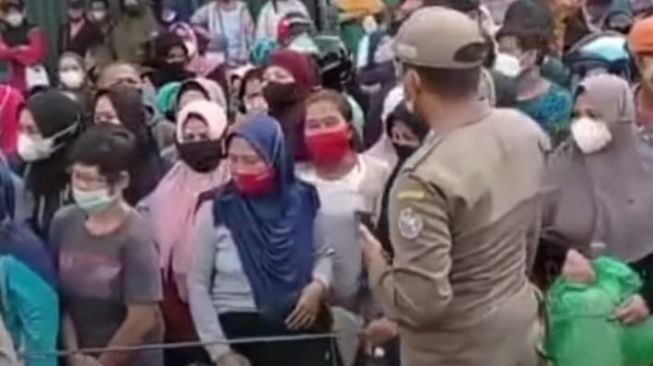 Ratusan Warga Antre Minyak Murah di Pasar Flamboyan Pontianak, Netizen: Lucunya Negeriku