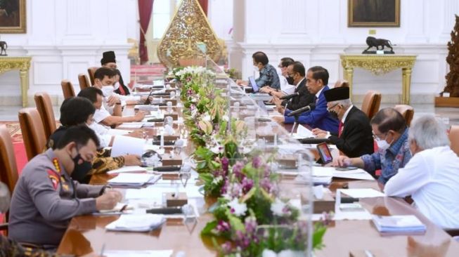 Presiden Joko Widodo atau Jokowi memimpin rapat terbatas mengenai pembahasan masalah pertanahan dan kelembagaan Ibu Kota Negara (IKN) Nusantara di Istana Merdeka, Jakarta, Kamis (10/3/2022). [Foto: Muchlis Jr - Biro Pers Sekretariat Presiden]