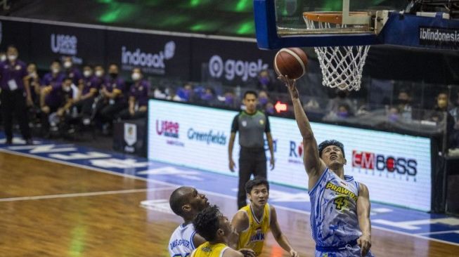 Pebasket Prawira Bandung Abraham Damar Grahita (kanan) melakukan lay up dibayangi sejumlah pebasket Tangerang Hawks Basketball Club saat pertandingan Seri 2 Bandung Indonesian Basketball League (IBL) 2022 di Gor C-Tra Arena, Bandung, Jawa Barat, Selasa (1/2/2022). ANTARA FOTO/M Agung Rajasa/nym.