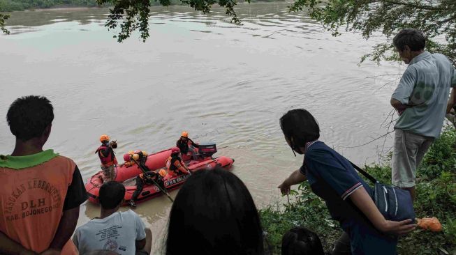 Terakhir Terlihat Tenteng Sampah ke Tepian Bengawan Solo, Kakek Paeran Hilang Tenggelam, Tinggal Tongkatnya Saja