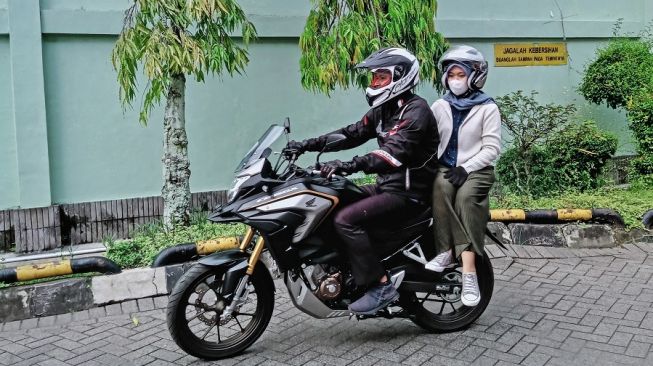 Waspada, Ngobrol Saat Motoran Bisa Berujung Tilang