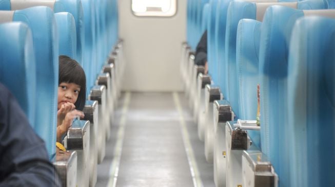 Penumpang kereta api argo parahyangan menunggu keberangkatan di Stasiun Bandung, Jawa Barat, Kamis (10/3/2022). ANTARA FOTO/Raisan Al Farisi
