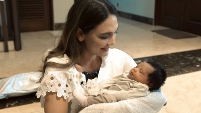 5 Potret Luna Maya Gendong Bayi Artis, Sudah Luwes Banget Bun!