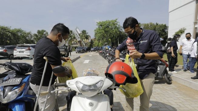 Sandiaga Uno Borong Dagangan Disabilitas Pelaku UMKM Hingga Beri Modal