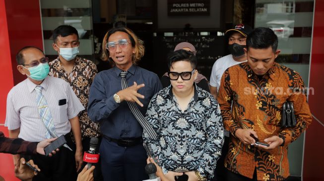 Kakak Angkat Ayu Aulia, Ade Ratna Sari memberikan keterangan pers usai pemeriksaan terkait kasus dugaan penganiayaan oleh Ayu Aulia di Polres Metro Jakarta Selatan, Kamis (10/3/2022). [Suara.com/Angga Budhiyanto]