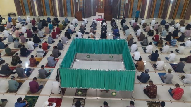 Duh! Niat Hati Khusyuk Salat Jumat, Pemuda Ini Langsung Ketar-ketir Lihat Pemandangan di Depannya