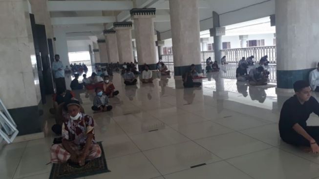 Sudah Boleh Rapatkan Saf, Salat Jumat di Masjid Raya Hasyim Asy'ari Masih Jaga Jarak