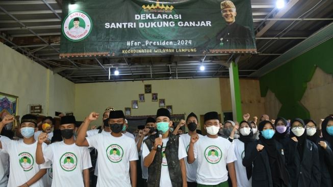 Santri di Bandar Lampung Gelar Deklarasi Dukung Ganjar Sembari Bakti Sosial