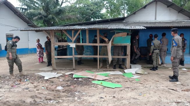 24 Warung Remang-remang di Pesisir Pantai Pulomanuk Dibongkar, Kenapa?