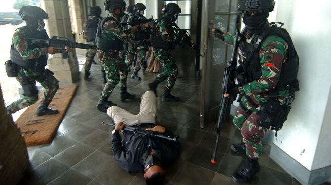 Prajurit TNI AD melakukan penyergapan musuh saat latihan tempur kota (Latpurkota) Yonif 407/PK di Gedung Birao, Tegal, Jawa Tengah, Jumat (11/3/2022).  ANTARA FOTO/Oky Lukmansyah
