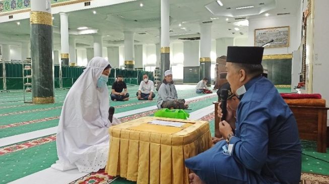 Wanita Asal Pekanbaru Peluk Islam Usai Dengar Lantunan Ayat Alquran