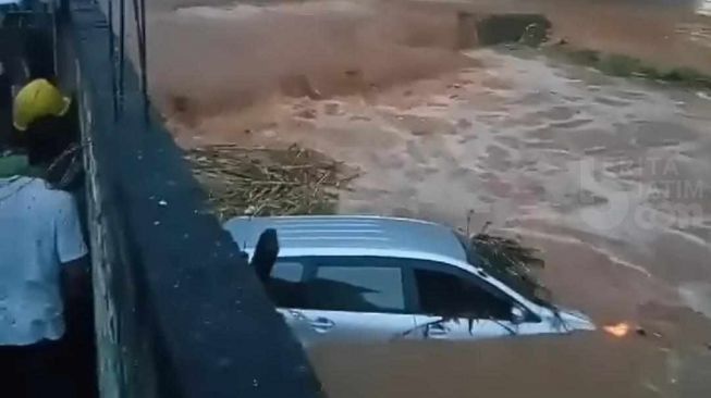 Banjir Bandang di Tuban Menyeret Minibus, Pengemudi Selamat