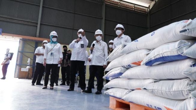 Wakil Presiden Ma'ruf Amin dan rombongan meninjau Gudang Bulog Kelapa Gading dan Pasar Induk Beras Cipinang Jakarta, Jumat (11/03/22). [Foto: Jeri Wong - KIP Setwapres]