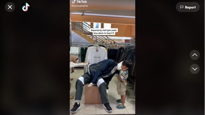 Manekin Roboh Oleh Dua Bocah, Posisinya Malah Bikin Warganet Salah Fokus