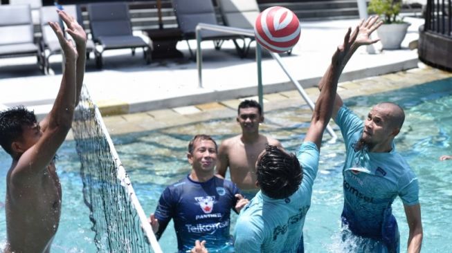 Para pemain Persib Bandung bermain polo air sebagai latihan untuk mempercepat pemulihan di kolam renang hotel di Bali, Kamis (10/3), (HO/Persib.co.id)