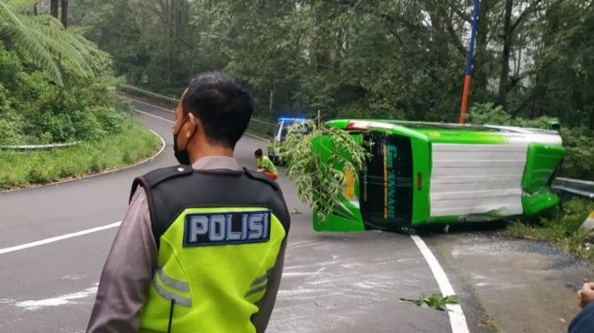 Minibus Rombongan Santri Pondok Asal Sidoarjo Mayoritas Yatim Piatu Kecelakaan di Magetan