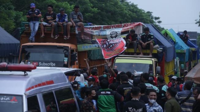 Aksi Ribuan Sopir Truk Penuhi Jalan Frontage Road A Yani Surabaya Ditemui Wagub Emil Dardak