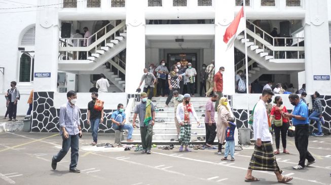 Warga Muslim berjalan keluar usai menunaikan shalat Jumat berjamaah di Masjid Cut Mutia, Menteng, Jakarta, Jumat (11/3/2022). ANTARA FOTO/Paramayuda

