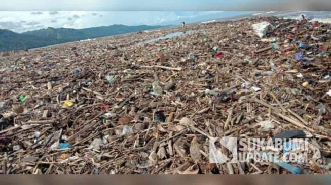 Miris! Pantai Loji Palabuhanratu Jadi Lautan Sampah Gara-gara Banjir Sungai Cimandiri