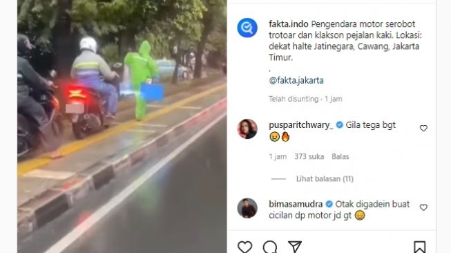 Pemotor serobot trotoar dan tega mengklakson pejalan kaki. (Instagram/@fakta.indo)