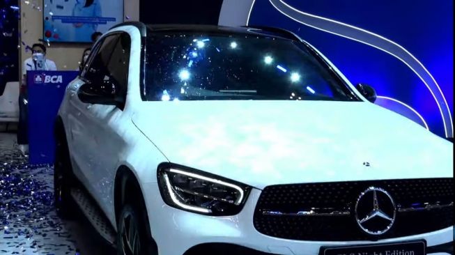 BCA Expoversary 2022 di ICE, BSD City, Tangerang (10-13/3/2022) juga menampilkan Mercedes-Benz GLC 200 Night Edition [screenshot YouTube press conference BCA].