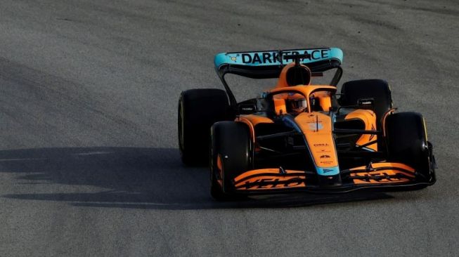 Pebalap McLaren Daniel Ricciardo saat menjalani sesi tes pramusim F1 di Sirkuit Barcelona-Catalunya, Spanyol. (25/2/2022) (ANTARA/REUTERS/ALBERT GEA)