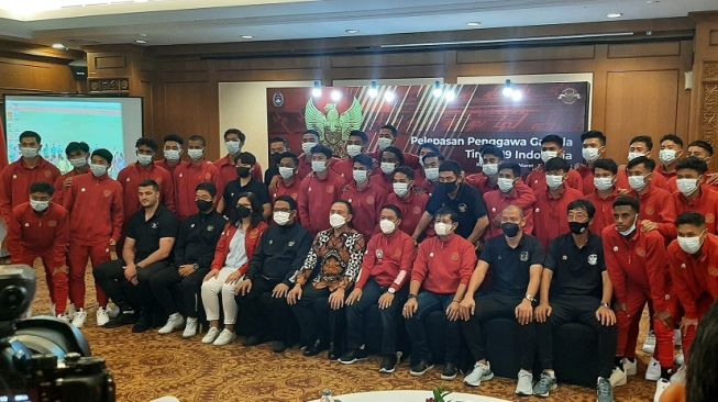 Ketua Umum PSSI, Mochamad Iriawan melepas keberangkatan skuad Timnas Indonesia U-19 training camp (TC) di Korea Selatan (Suara.com/Adie Prasetyo Nugraha).