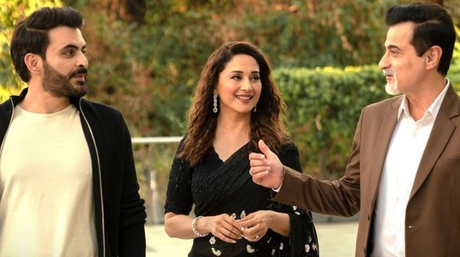 Madhuri Dixit dan Sanjay Kapoor di serial The Fame Game. [Netflix]