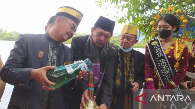 Dukung IKN, Pemprov Bengkulu Ambil Air dan Tanah di Danau Dendam Tak Sudah