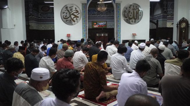 Warga Muslim menunaikan shalat Jumat berjamaah di Masjid Cut Mutia, Menteng, Jakarta, Jumat (11/3/2022).  ANTARA FOTO/Paramayuda