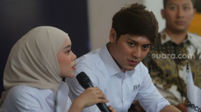 Pendiri Leslar Entertainment Rizky Billar (tengah ) dan Lesti Kejora memberikan keterangan pers usai menandatangani akuisisi Leslar Entertainment oleh Prestige Corp di Prestige Image Corp, Pluit, Jakarta, Jumat (11/3/2022). [Suara.com/Angga Budhiyanto]