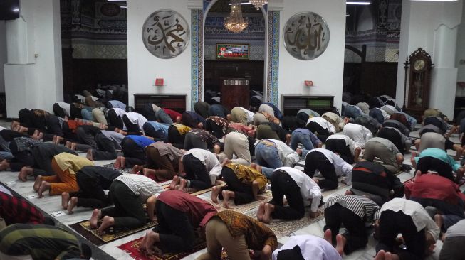 Warga Muslim menunaikan shalat Jumat berjamaah di Masjid Cut Mutia, Menteng, Jakarta, Jumat (11/3/2022).  ANTARA FOTO/Paramayuda