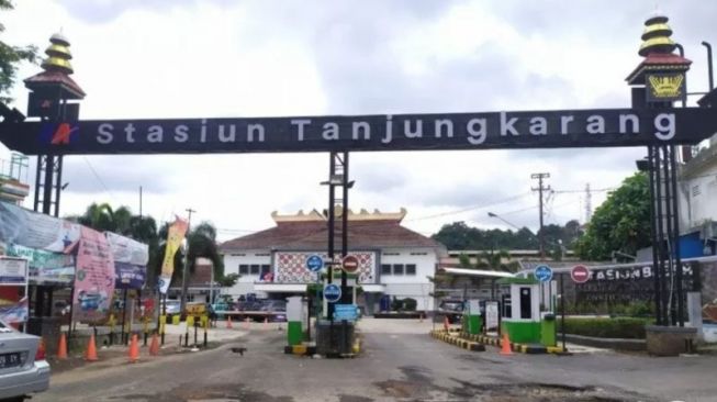 Syarat Tes COVID-19 Dihapus, Arus Penumpang Kereta Api di Stasiun Tanjungkarang Masih Landai