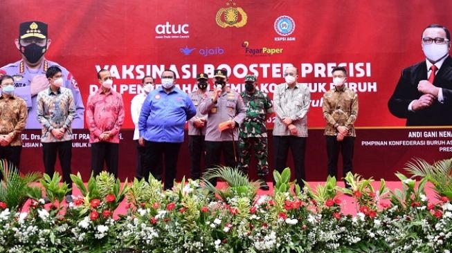 Puluhan Ribu Vaksin Booster dan Sembako Dibagikan Ajaib dan Kepolisian ke Buruh Terdampak Covid